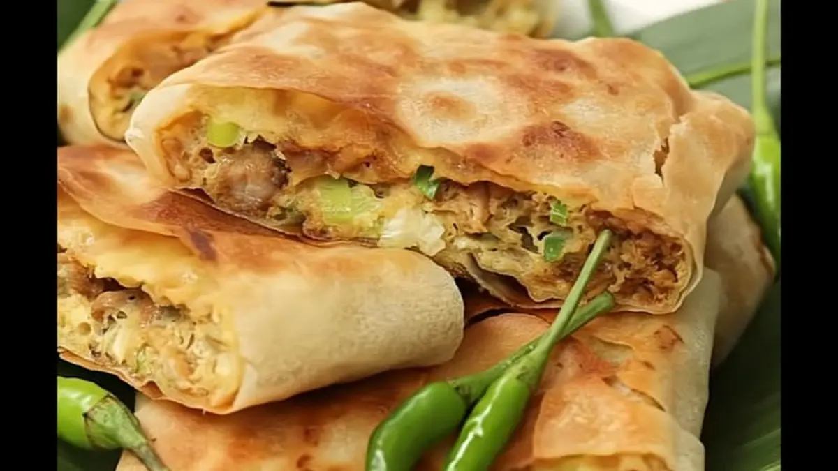 Martabak telur ayam kecap menggunakan kulit spring roll dengan isian telur, ayam cincang, dan daun bawang.
