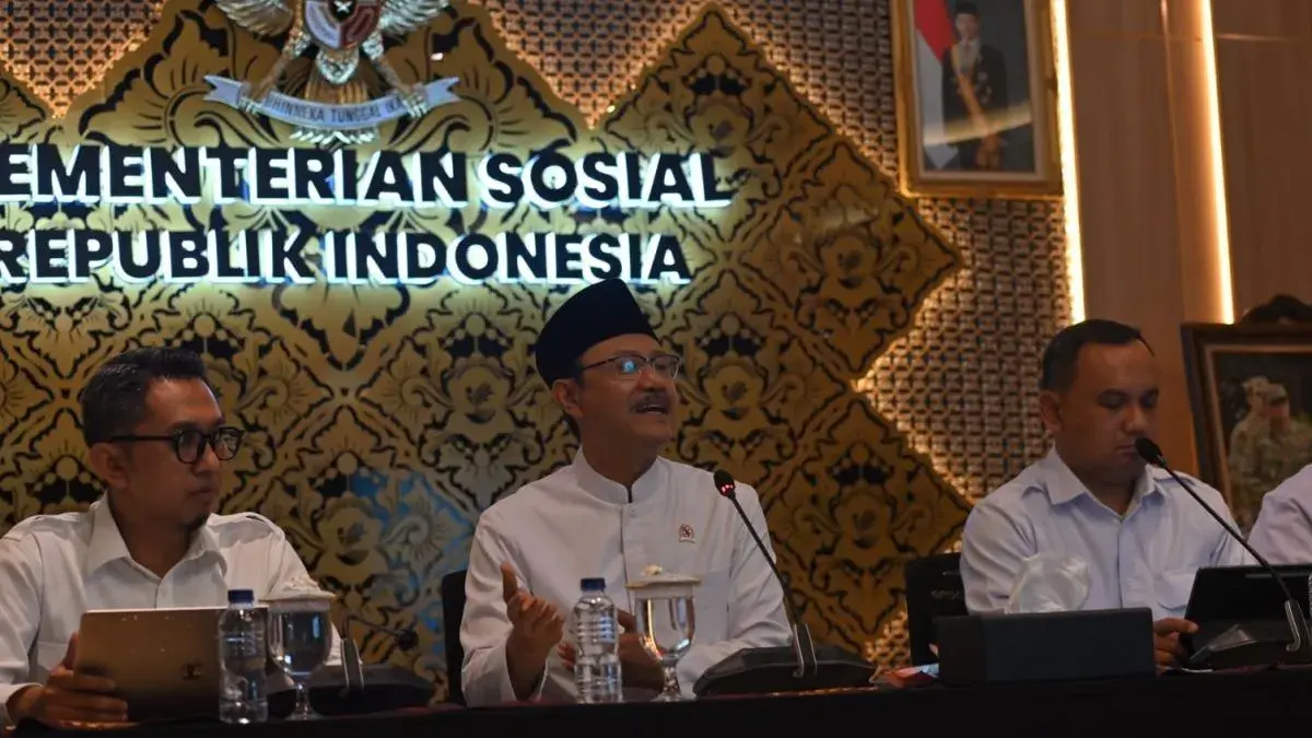 Menteri Sosial Saifullah Yusuf memberikan keterangan terkait program perlindungan sosial berbasis digital di Kantor Kemensos, Salemba, Jakarta, Rabu (30/9). (Antara)