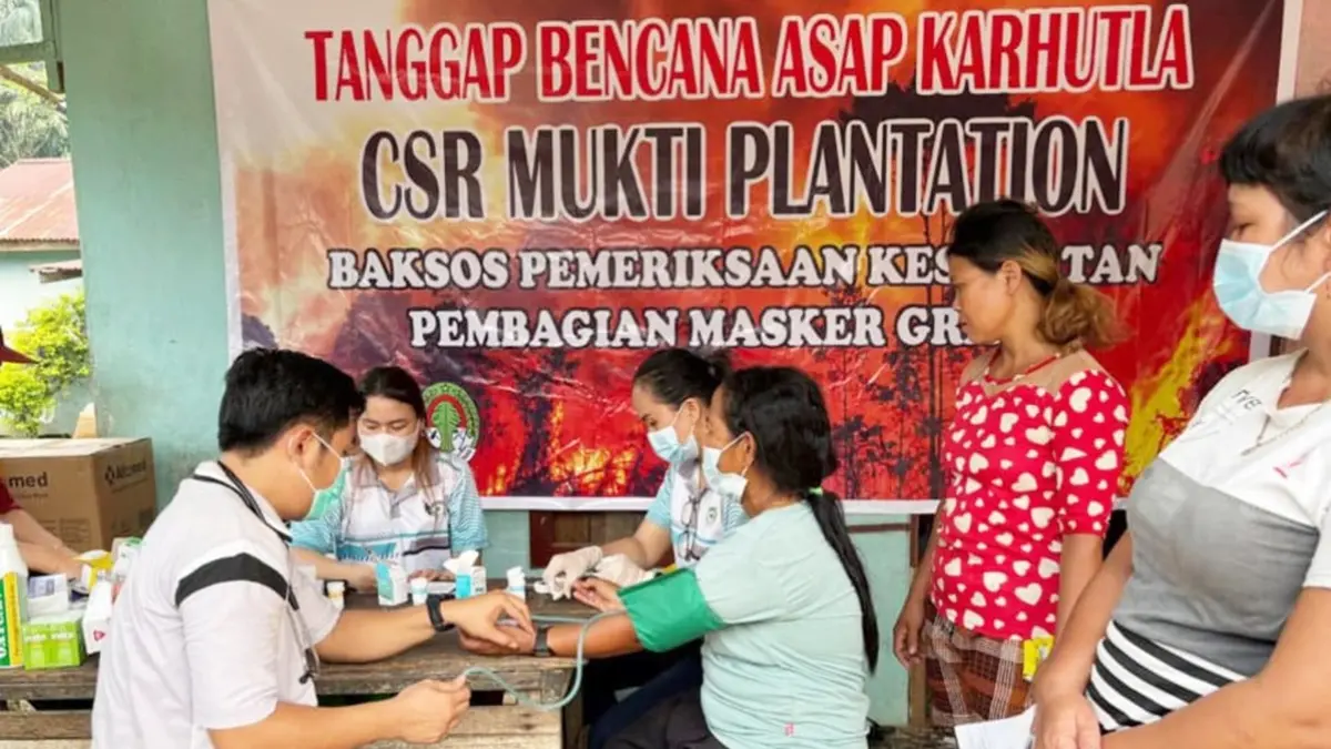 Mukti Plantation bersama Puskesmas Simpang Hulu memberikan pelayanan kesehatan dan membagikan masker gratis bagi masyarakat.