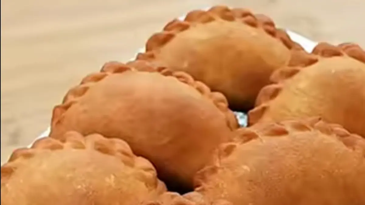 Panada tongkol rica berisi suwiran tongkol berbumbu pedas yang digoreng hingga matang dengan tekstur lembut.