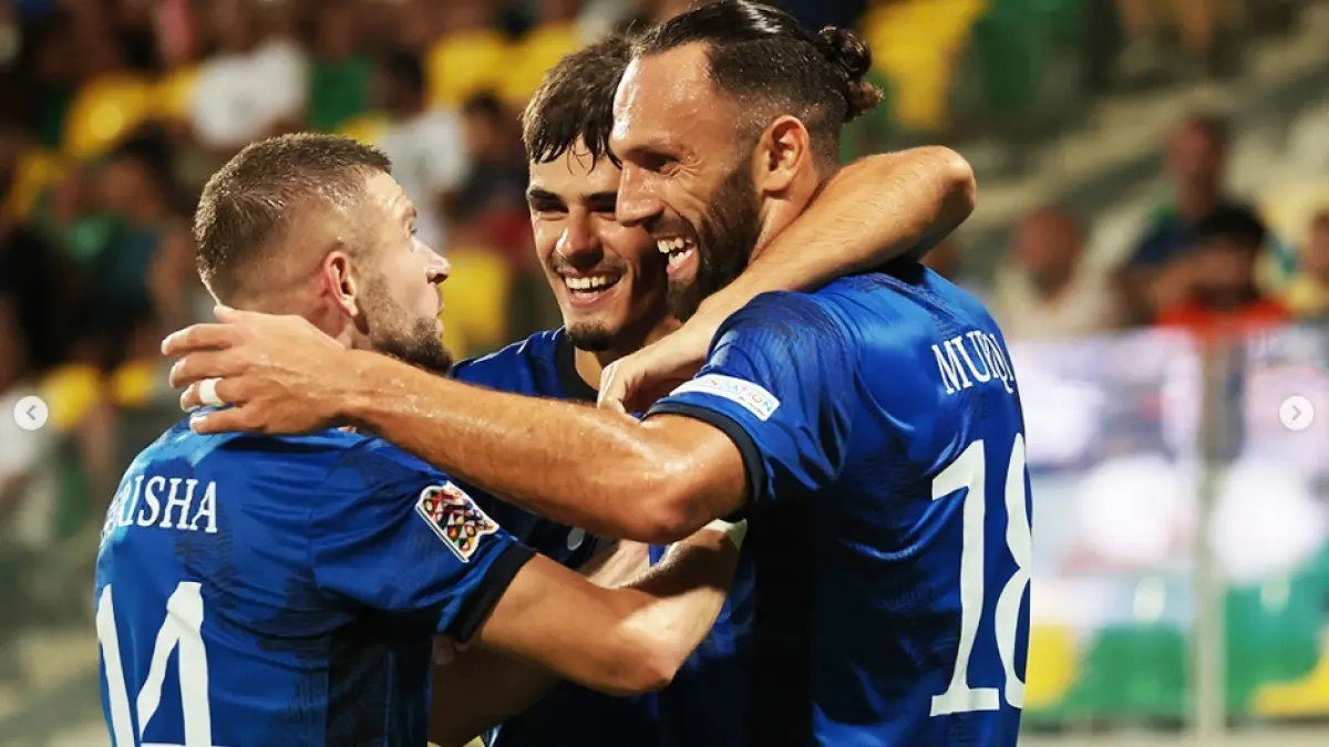 Vedat Muriqi (kanan) menjadi tumpuan Kosovo saat menghadapi Israel pada UEFA Nations League di Nagyerdei Stadion, Debrecen. (IG@vedatmuriqi)