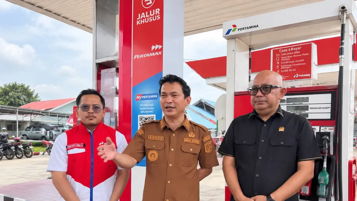 Wakil Bupati Sintang Florensius Ronny memberikan keterangan saat memantau pengisian BBM di SPBU, Rabu (30/9). Sistem ganjil-genap untuk mengurai antrean masih dibahas dan belum diberlakukan.