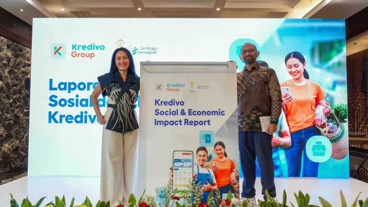 Head of Marketing Kredivo, Indina Andamari (kiri) bersama  Wakil Kepala Bidang Penelitian dan Pelatihan Lembaga Demografi FEB UI, Paksi Walandouw (kanan) usai memaparkan hasil studi bersama yang menjadi refleksi atas perjalanan Kredivo Group dalam memperluas akses kredit digital. (ISTIMEWA)