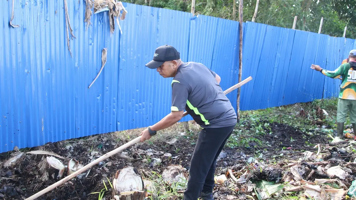 Aksi gotong royong membersihkan drainase mencegah genangan saat musim hujan tiba. (ISTIMEWA)