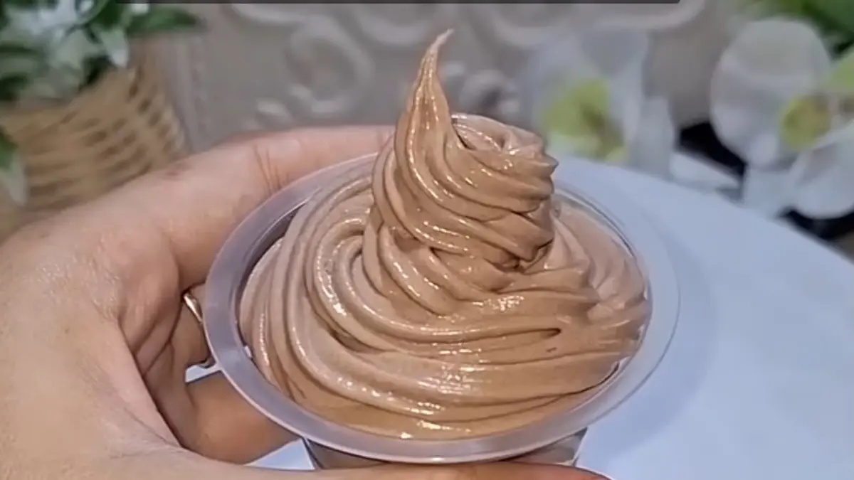 Es krim berbahan santan, Chocolatos, dan whipped cream dengan tekstur lembut setelah dibekukan.