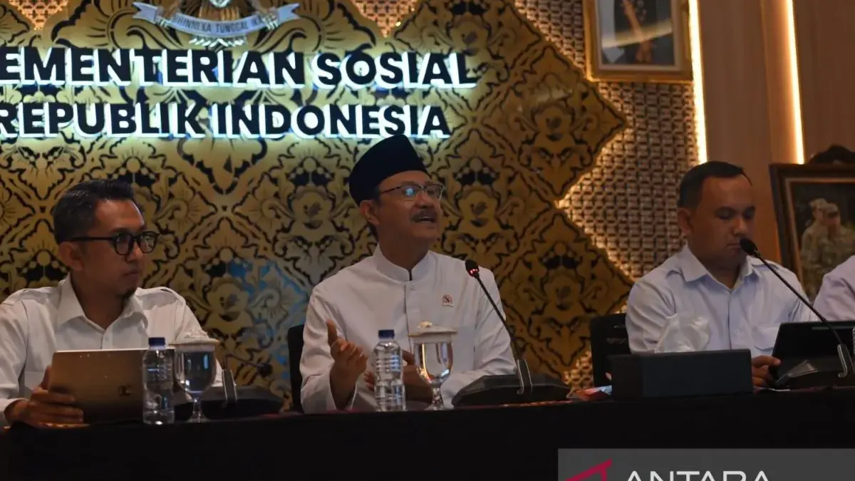 Tenaga Ahli Menteri Sosial Andy Kurniawan (pertama kiri) mendampingi Menteri Sosial Saifullah Yusuf (tengah) dan Kepala Pusat Data dan Informasi Kesejahteraan Sosial Kemensos Joko Widianto, memberikan keterangan terkait program perlindungan sosial berbasis digital di Kantor Kemensos, Salemba, Jakarta, Rabu (30/9). (ANTARA)
