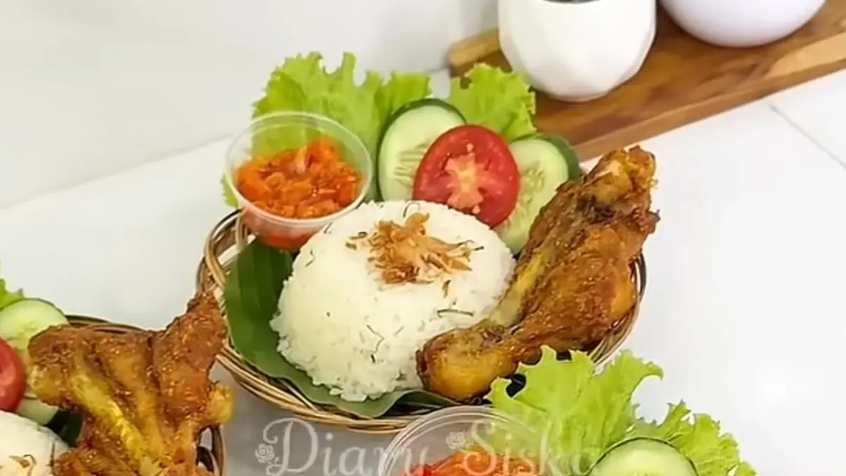 Nasi daun jeruk disajikan bersama ayam goreng renyah dan bawang goreng sebagai menu praktis untuk keluarga.