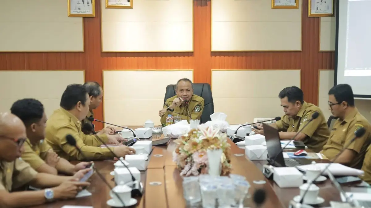 Sekda Ketapang, Repalianto, memimpin rapat pembahasan Raperda tentang Pengelolaan BMD, Selasa (29/9). (ISTIMEWA)