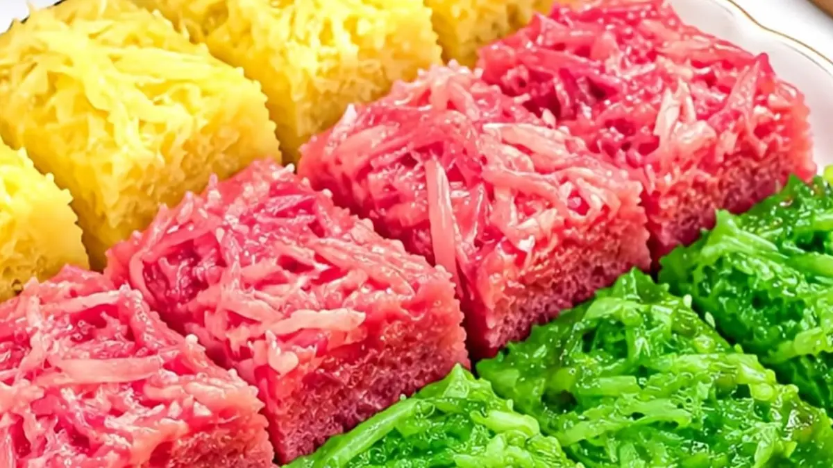Singkong kukus warna-warni dengan isian gula merah dan topping kelapa parut tampil sebagai camilan kekinian.