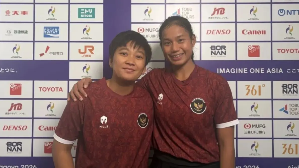 Ganda putri cabang olahraga padel Indonesia Fitriani Sabatini (kanan) Fadona Kusumawati (kiri) berfoto bersama dalam wawancara cegat seusai laga babak semifinal melawan Filipina di Nagoya City Higashi Sport Center, Jepang, Jumat (2/10/2026). (ANTARA/Arindra Meodia)