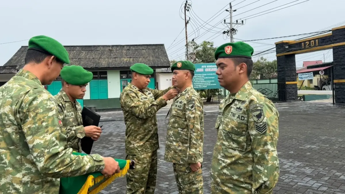 Dandim Mempawah, Letkol Czi Ali Isnaini, S.E., M.Han menyematkan tanda pangkat kepada prajurit Kodim.