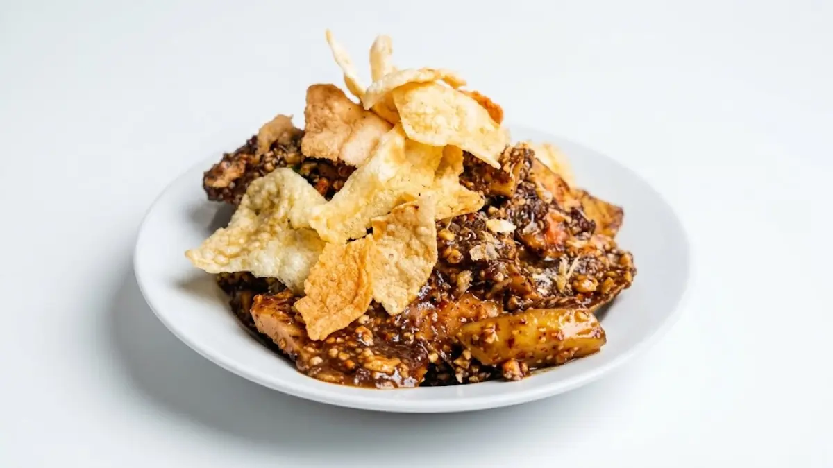 Rujak Singkawang dengan sambal kacang, petis, dan ebi.