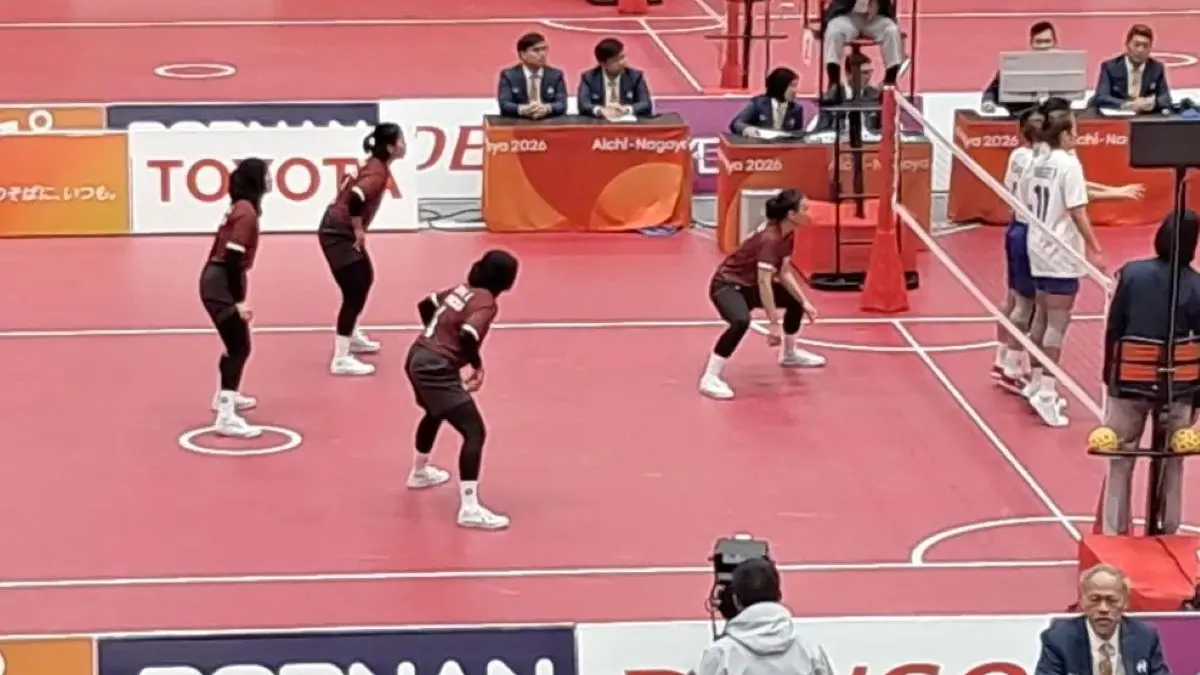 Tim kuadran putri (kostum merah) saat berjuang menghadapi tim Thailand (kostum putih) pada babak semifinal sepak takraw Asian Games Aichi-Nagoya 2026, Jumat (2/10).(ANTARA)