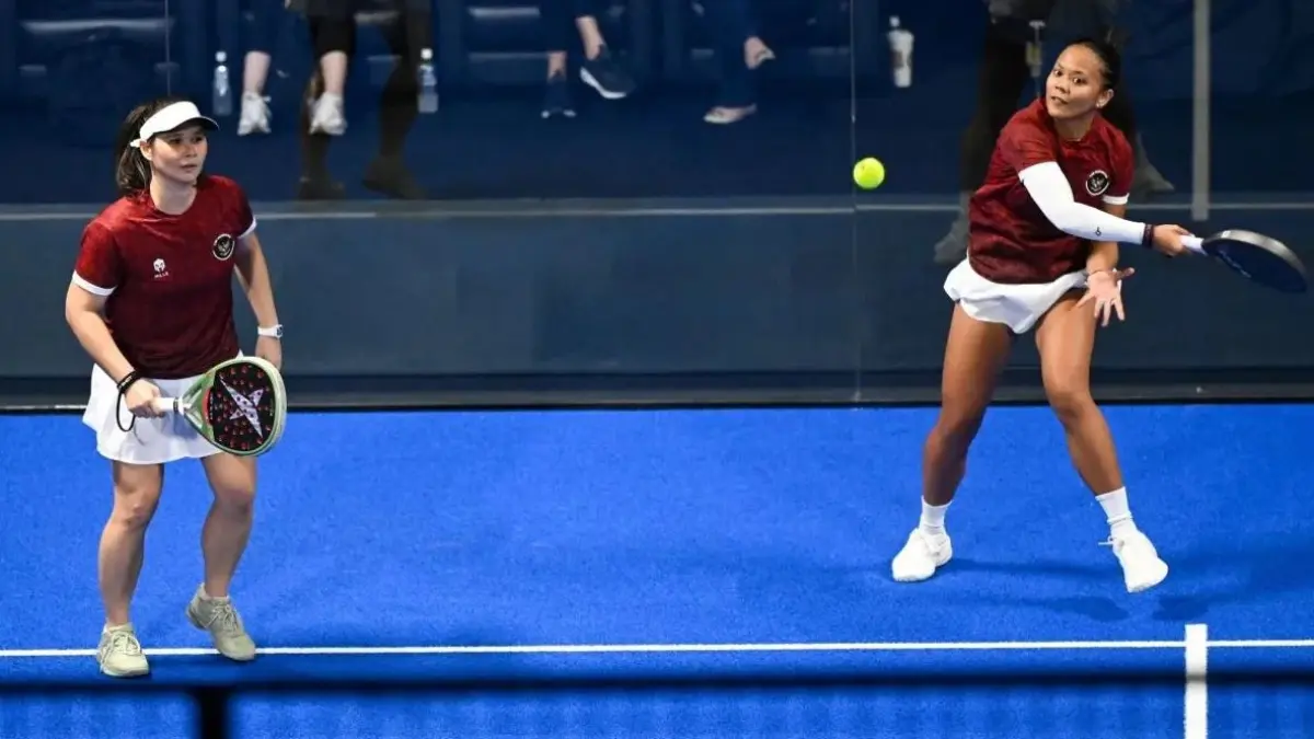 Atlet padel Indonesia Novela Putri (kanan) dan Beatrice Gumulya (kiri). (Antara)