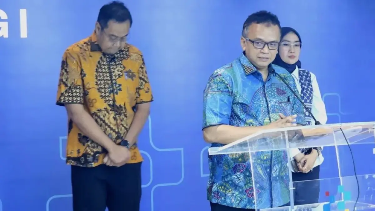 Direktur Strategi dan Kebijakan Infrastruktur Digital Komdigi  Dr. Denny Setiawan, ST, MT (tengah),(Antara)