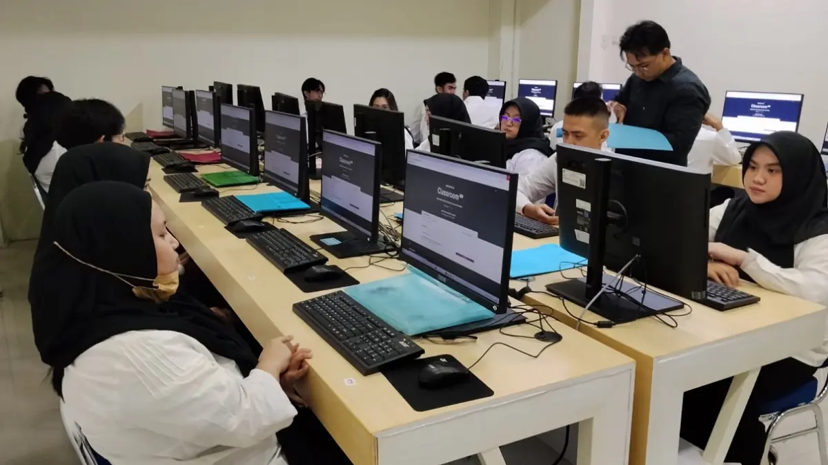Peserta mengikuti tes kemampuan menggunakan Computer Assisted Test (CAT) dalam seleksi terbuka penerimaan pegawai Perumda Air Minum Tirta Khatulistiwa Pontianak, Sabtu (3/10).