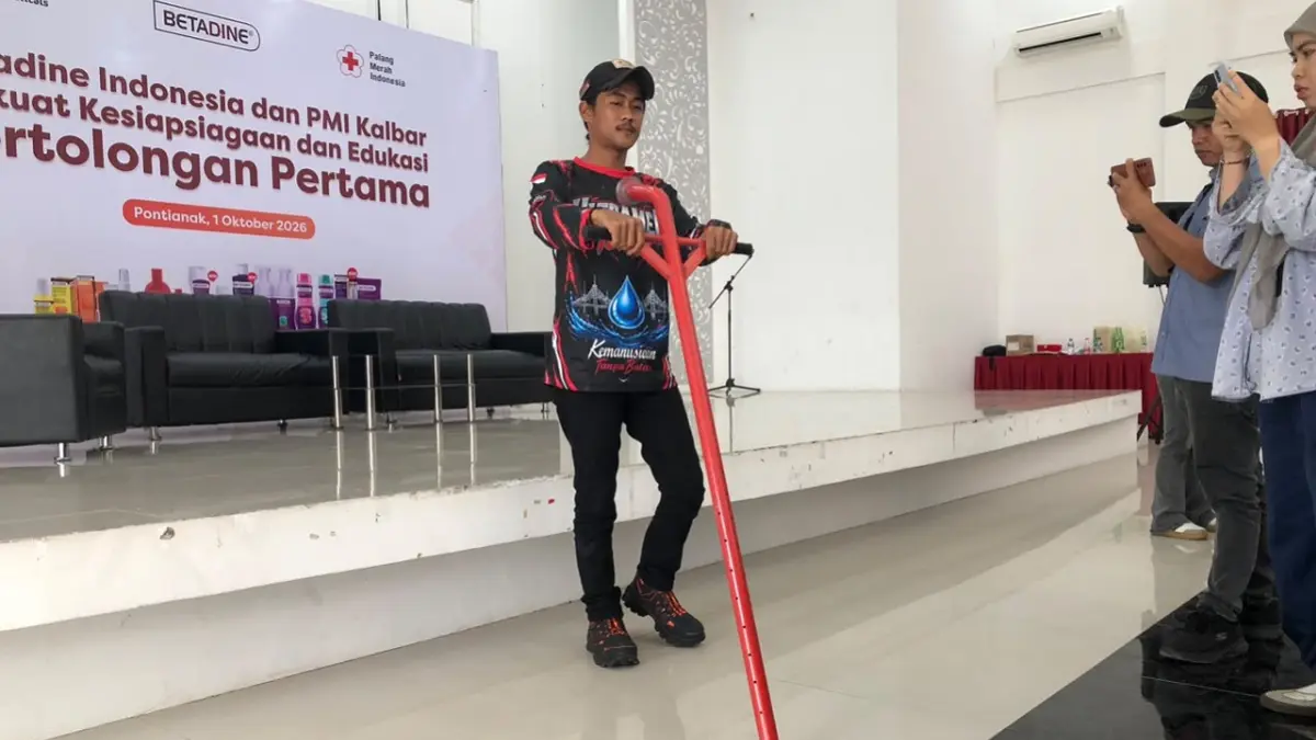 Shiddiq Adies Maulana menunjukkan nozzle suntik buatannya yang digunakan untuk membantu pemadaman karhutla di lahan gambut. (IDIL AQSA AKBARY/PONTIANAK POST)