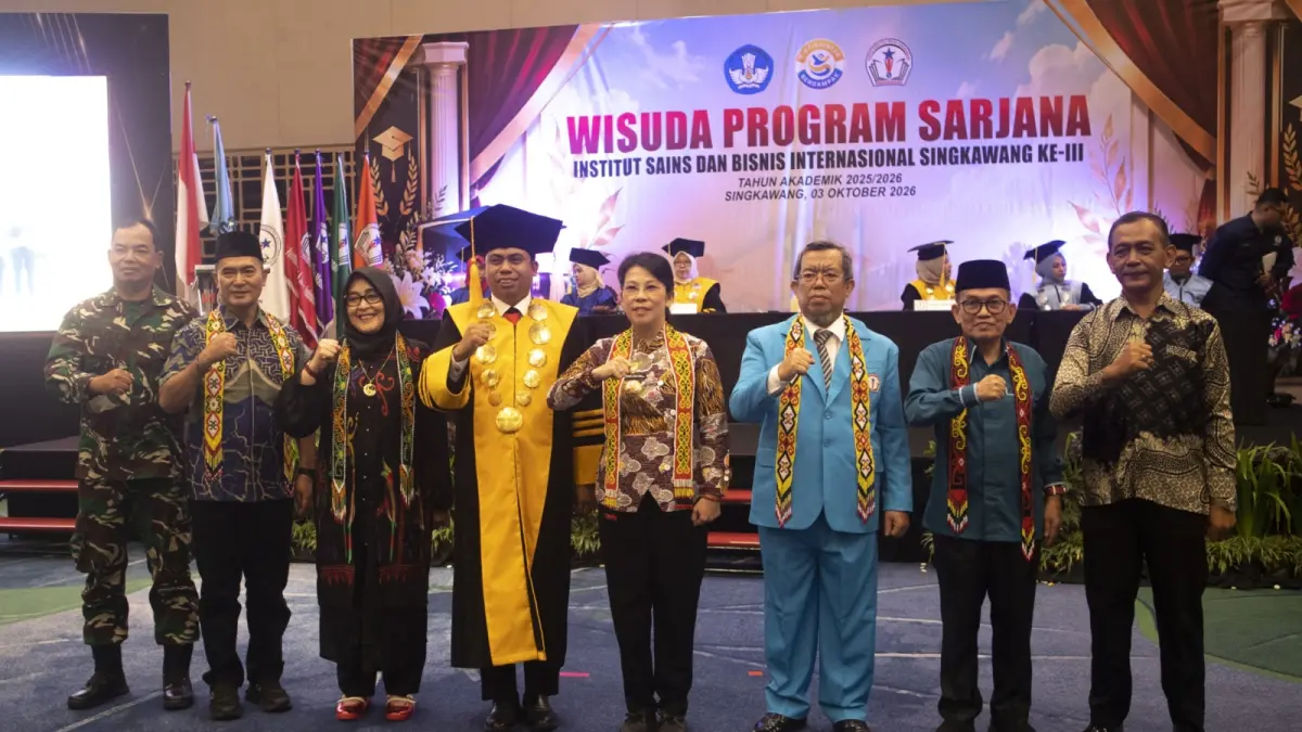 Wali Kota Singkawang Tjhai Chui Mie bersama Pembina Yayasan Universitas Singkawang Erni Mawarlisa, Ketua Yayasan Universitas Singkawang Prof Ahmad Yani, Rektor ISBI Singkawang Eka Murdani, Kadisdikbud Asmadi, Kepala Kemenag Singkawang, perwakilan Polres Singkawang, Kodim 1202 Singkawang menghadiri wisuda program Sarjana ISBI Singkawang ke III, di Ballroom Swiss-belinn Singkawang pada Sabtu (3/10). (ISTIMEWA)