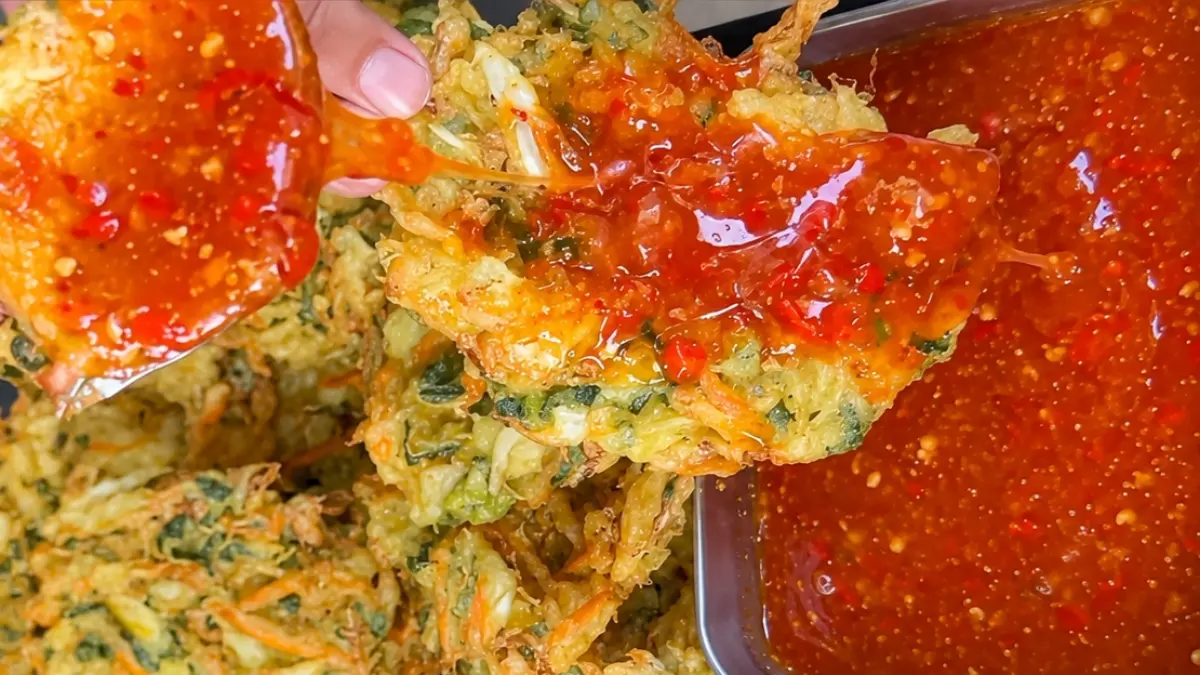 Bakwan sayur digoreng hingga kering dan kekuningan untuk mendapatkan tekstur kriuk yang tahan lebih lama.