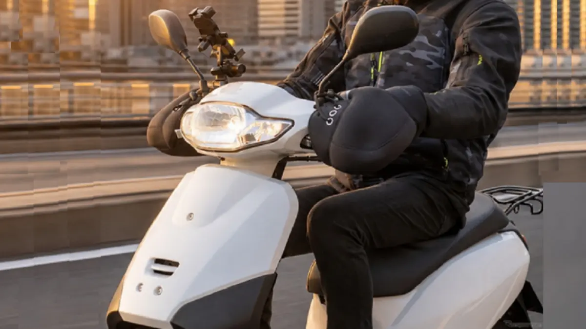 Cover setang motor transparan meluncur, diklaim tetap mudah dioperasikan. (RESPONSE JP)
