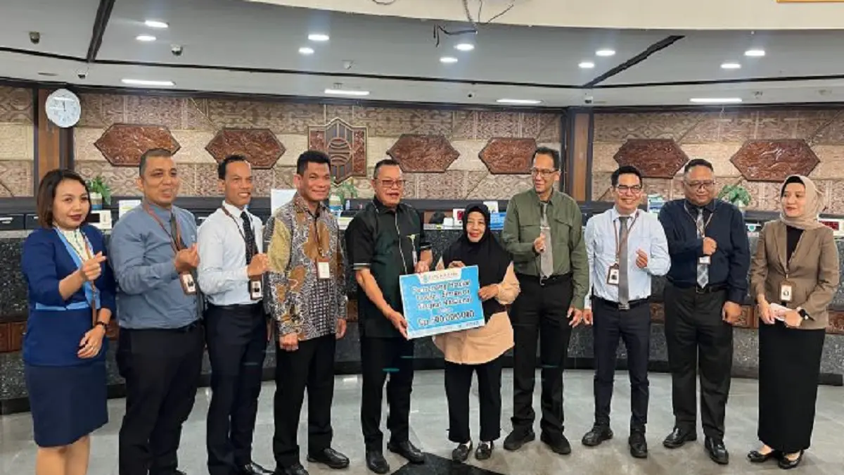 Dirut Bank Kalbar, Rokidi menyerahkan hadiah utama Simpeda Nasional (ANTARA/Sucia Lucinda)