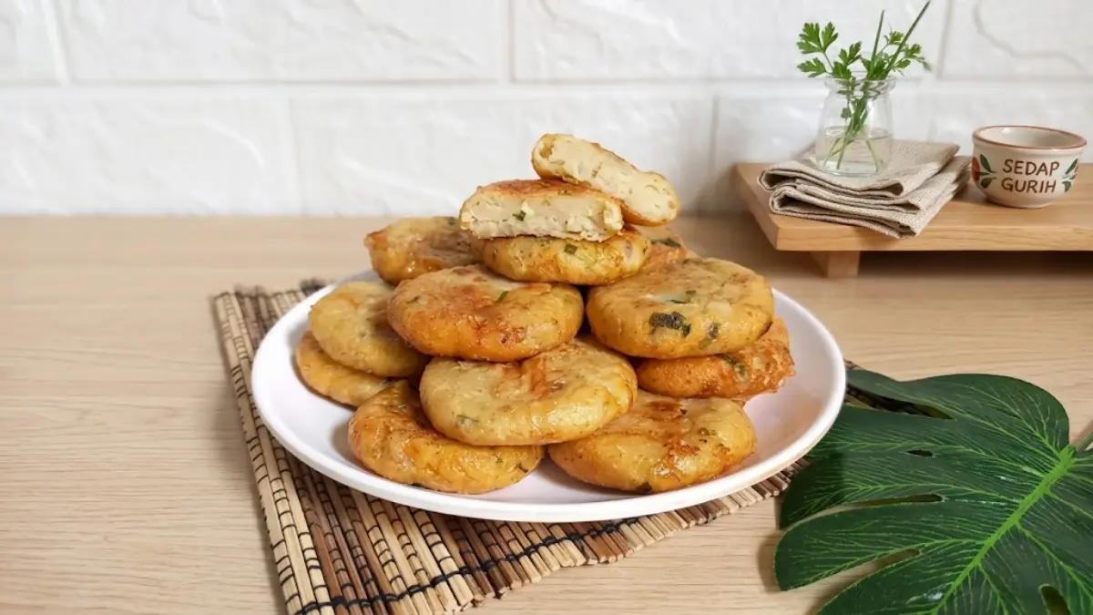 Perkedel kimpul, kreasi gurih dari kimpul yang lembut dengan tambahan daun bawang dan bawang putih. (YUMMY/AI)