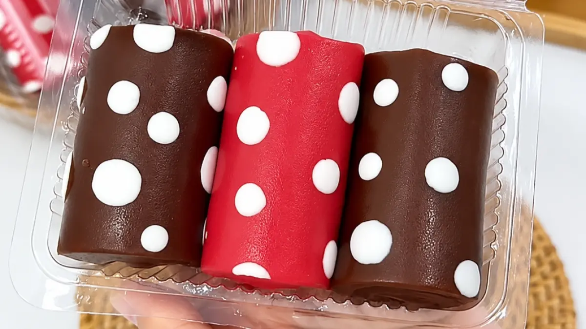 Kue lapis polkadot memiliki tampilan cantik dengan motif bulat dan rasa manis gurih, cocok untuk suguhan maupun ide jualan.