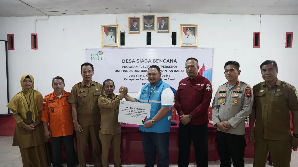 Manajer Komunikasi dan TJSL PLN UID Kalimantan Barat, Mukhlis Zarkasih, secara simbolis menyerahkan bantuan peralatan dan fasilitas pendukung tanggap darurat kepada Kepala Desa Sijang, Rusdin, S.Sos., sebagai bentuk kepedulian PLN dalam memperkuat kesiapsiagaan masyarakat menghadapi potensi bencana di Desa Sijang, Kecamatan Galing, Kabupaten Sambas.
