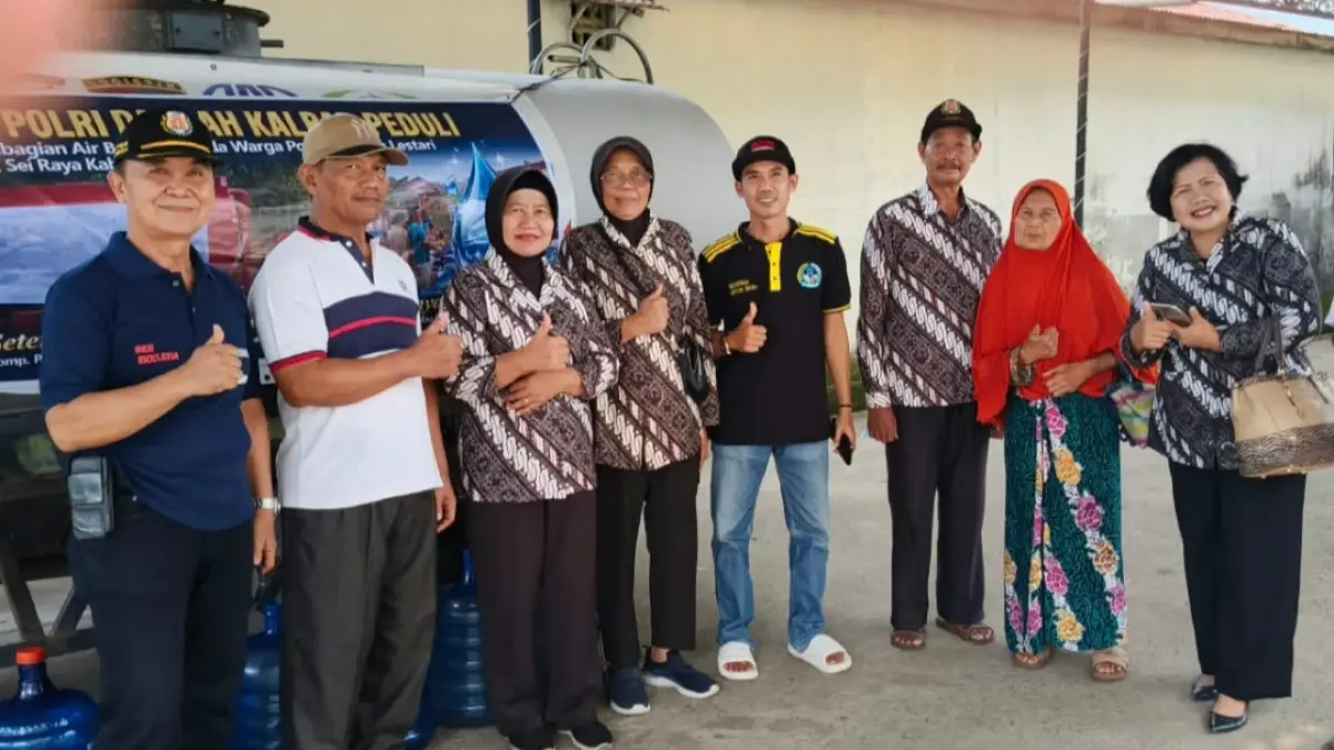 PP Polri Kalbar saat menyalurkan air bersih untuk kebutuhan warga.