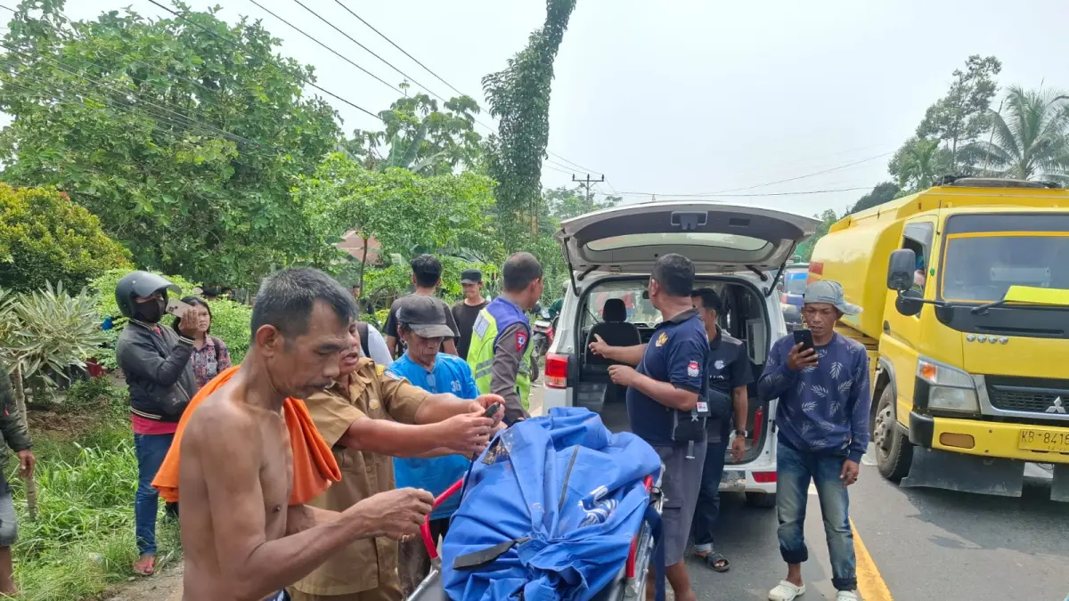 EVAKUASI KORBAN: Petugas dan warga mengevakuasi korban kecelakaan maut di Jalan Trans Kalimantan KM 22, Desa Korek, Kecamatan Sungai Ambawang, Kubu Raya. Kecelakaan yang melibatkan sepeda motor, Toyota Hilux, dan truk trailer itu menewaskan seorang remaja berusia 16 tahun.