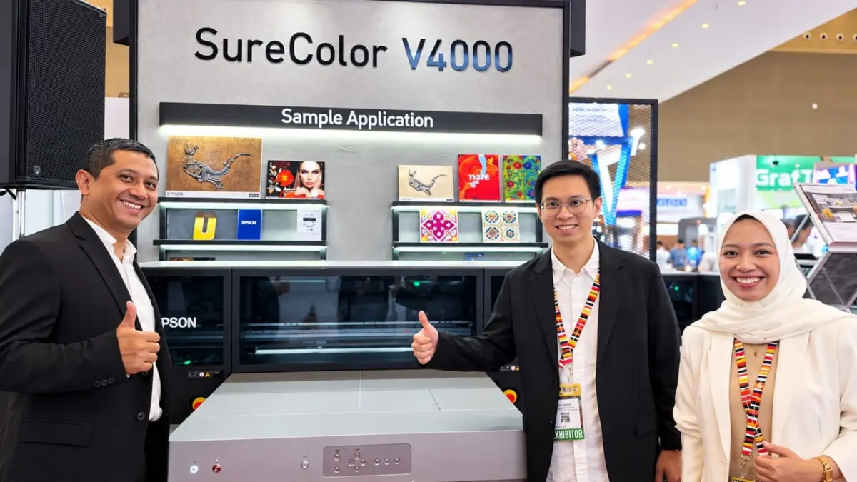 (Kiri ke kanan) Assistant Manager Presales Engineer Virdyansas Priyo Pratomo, Head of Vertical Business Ario Aditya, dan Product Marketing SureColor V-4000 Nuzul Quraini Diandra saat peluncuran Printer SureColor V4000 UV flatbed A1+ terbaru Epson pada Rabu (7/10). (ISTIMEWA)
