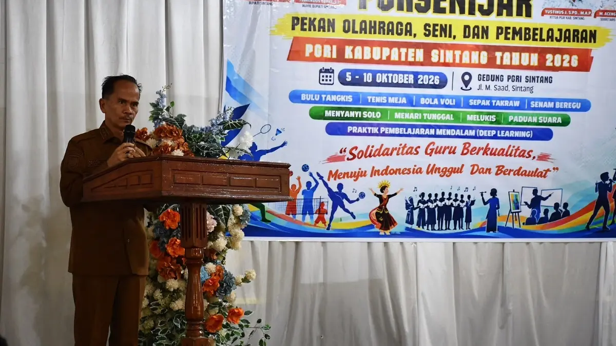 Bupati Sintang Gregorius Herkulanus Bala mengatakan, guru memiliki tanggung jawab yang lebih luas daripada sekadar menyampaikan materi pembelajaran. (RISKA PONTIANAK POST)