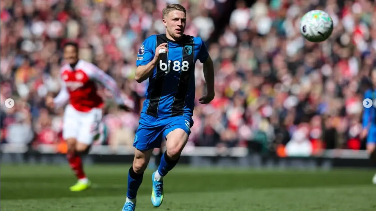 Bek Bournemouth Adrien Truffert menjadi incaran Manchester United dan Liverpool. (IG@a.truffert)