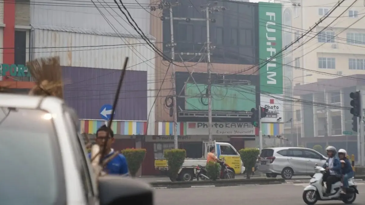 Petugas membenahi kabel jaringan yang semrawut. (Pemkot Pontianak)