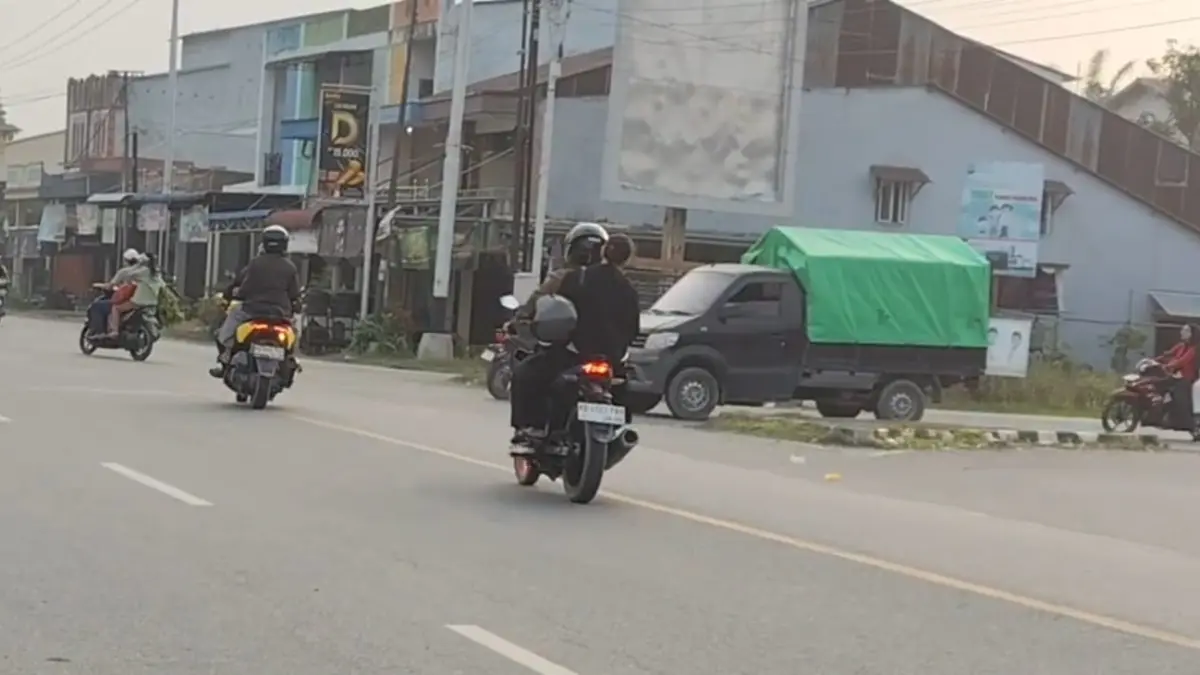 Simpang tiga Jalan Raya Tebas menuju Jembatan Sungai Sambas Besar (JSSB) cenderung padat kendaraan. Warga berharap instansi terkait dapat memasang rambu dan lampu lalu lintas.