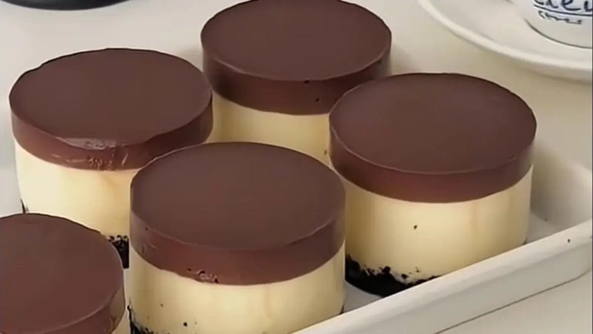 Teh cheesecake tiga lapis memadukan dasar Oreo, krim keju beraroma teh, dan lapisan cokelat hitam yang menggugah selera