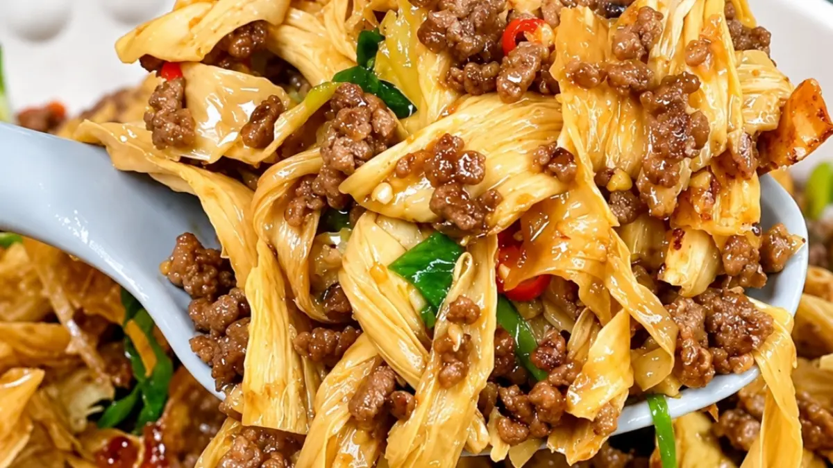 Tumis kembang tahu dengan daging sapi cincang, saus tiram, dan kecap manis menghadirkan lauk gurih dengan aroma bawang putih dan daun bawang.