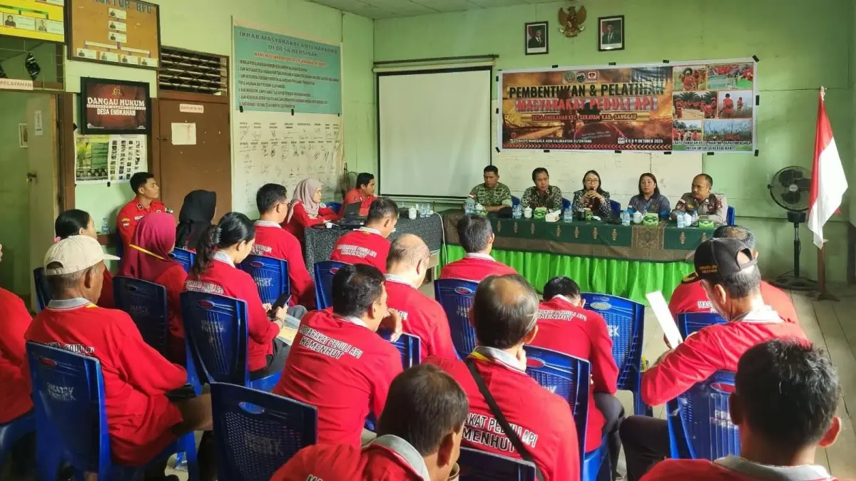 Petugas bersama unsur TNI-Polri, pemerintah desa, instansi kehutanan, Manggala Agni, dan masyarakat mengikuti kegiatan pembentukan serta pembekalan Masyarakat Peduli Api (MPA) di Aula Kantor Desa Engkahan, Kecamatan Sekayam, Kabupaten Sanggau, Kamis (8/10). (ISTIMEWA)