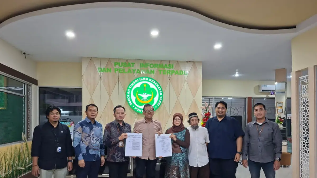 Foto bersama dengan Ketua Umum Yayasan Rumah Sakit Islam Pontianak Suhadi SW