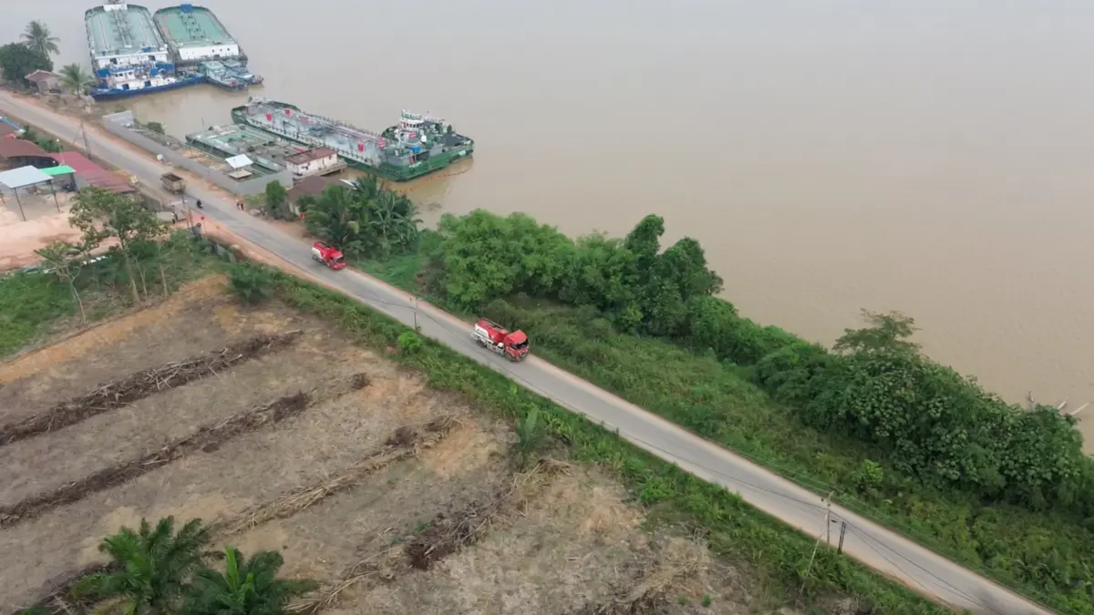 EFEK KEMARAU: Mobil tangki Pertamina menyalurkan BBM ke wilayah perhuluan Kalimantan Barat. Jalur darat diperkuat ketika penurunan debit Sungai Kapuas menghambat pengiriman melalui sungai. Pertamina menambah armada untuk menjaga pasokan ke sejumlah daerah. (FOTO: Pertamina)