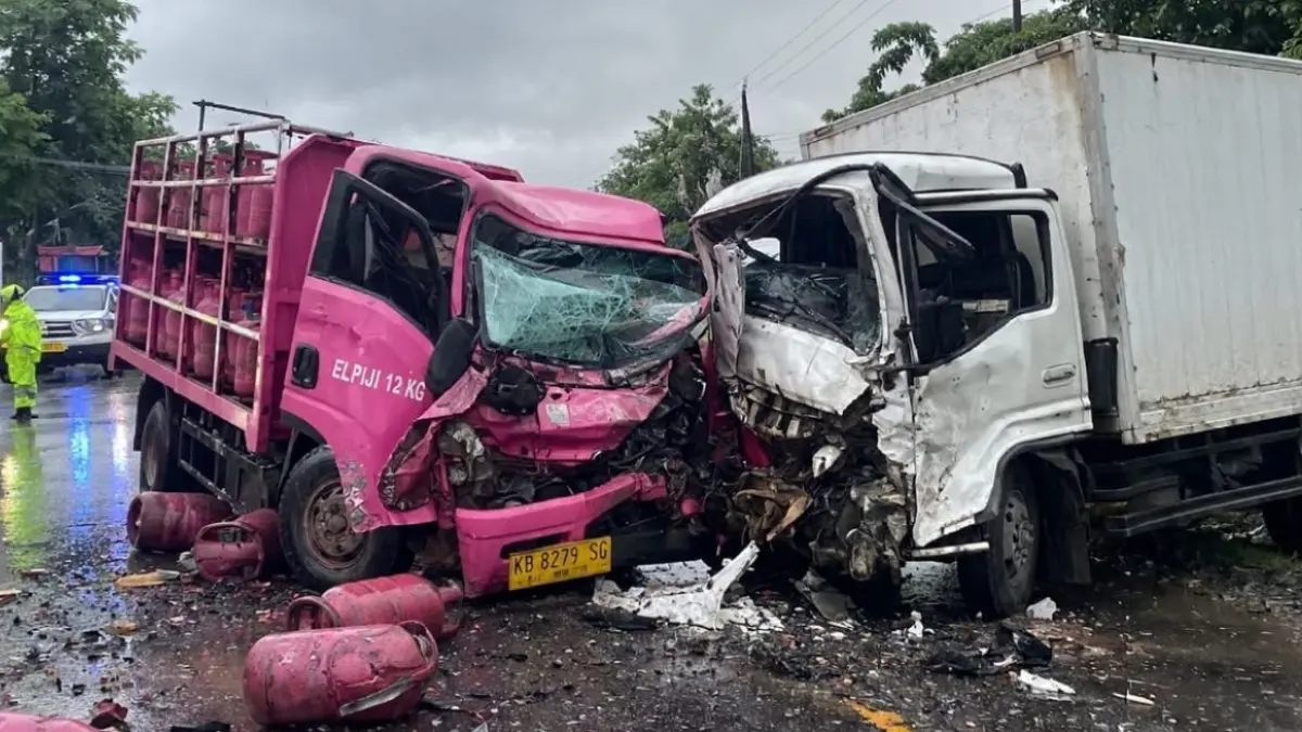 Kecelakaan maut melibatkan dua truk di Jalan Trans Kalimantan, Kubu Raya. (Humas Polri)