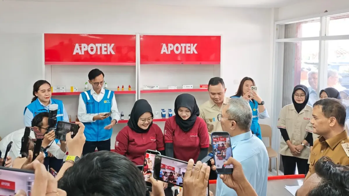 Menteri Koordinator Bidang Pangan, Zulkifli Hasan (kedua dari kanan) saat meninjau fasilitas Koperasi Desa/Kelurahan Merah Putih (KDKMP) di Baki, Sukoharjo, Jawa Tengah. Kehadiran KDKMP didukung kolaborasi berbagai pihak, termasuk PLN melalui penyediaan akses layanan pembayaran tagihan dan pembelian token listrik bagi masyarakat.