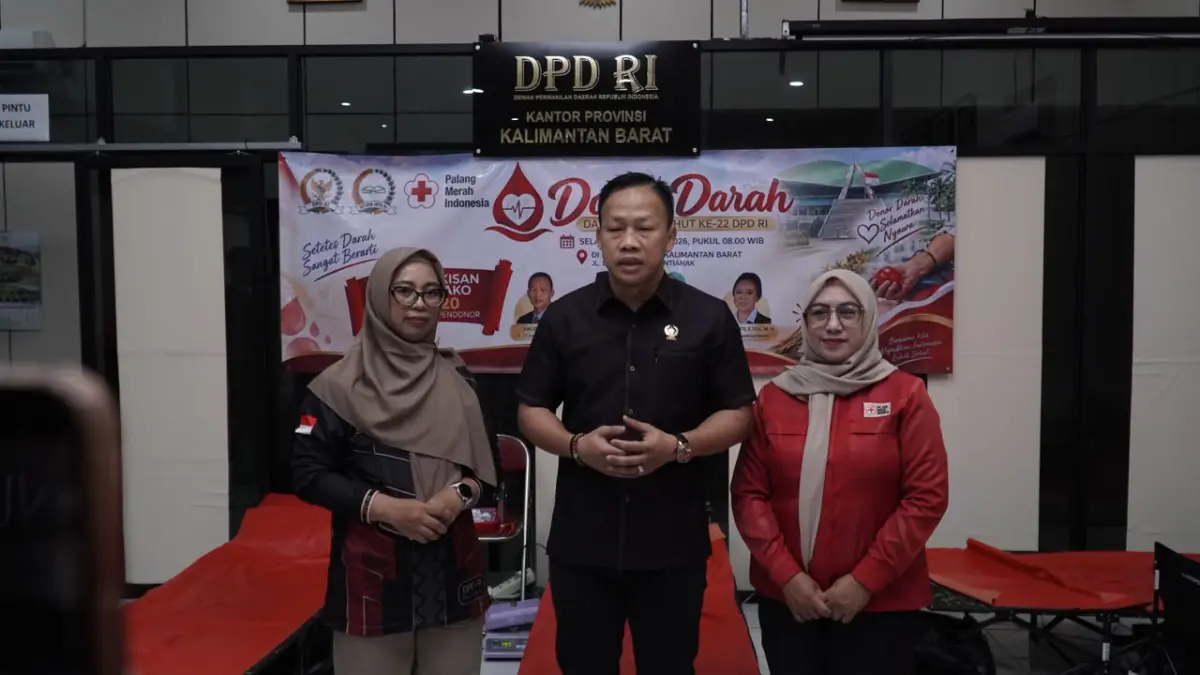 Daud Yordan mengikuti aksi donor darah dalam rangka HUT ke-22 DPD RI di Pontianak, Selasa (13/10/2026).