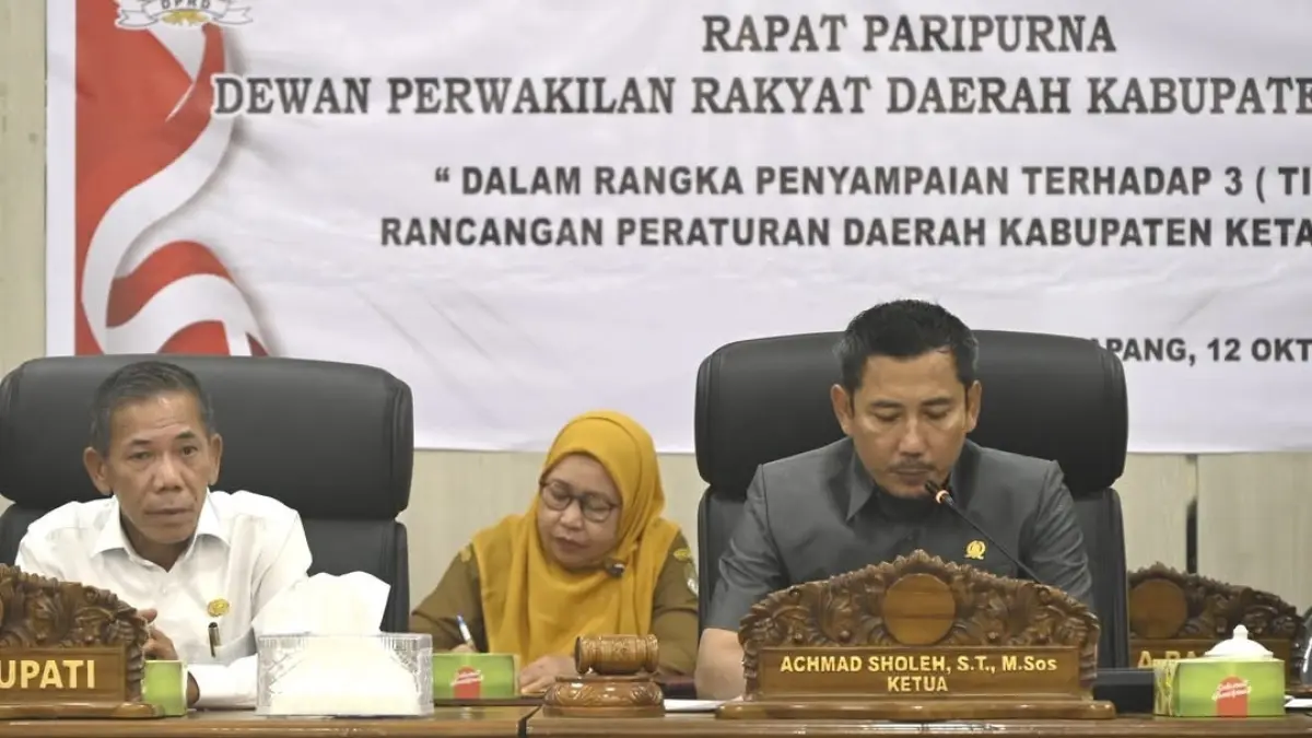 Ketua DPRD Ketapang, Achmad Sholeh, memimpin rapat paripurna penyampaian dua Raperda, Senin (12/10).