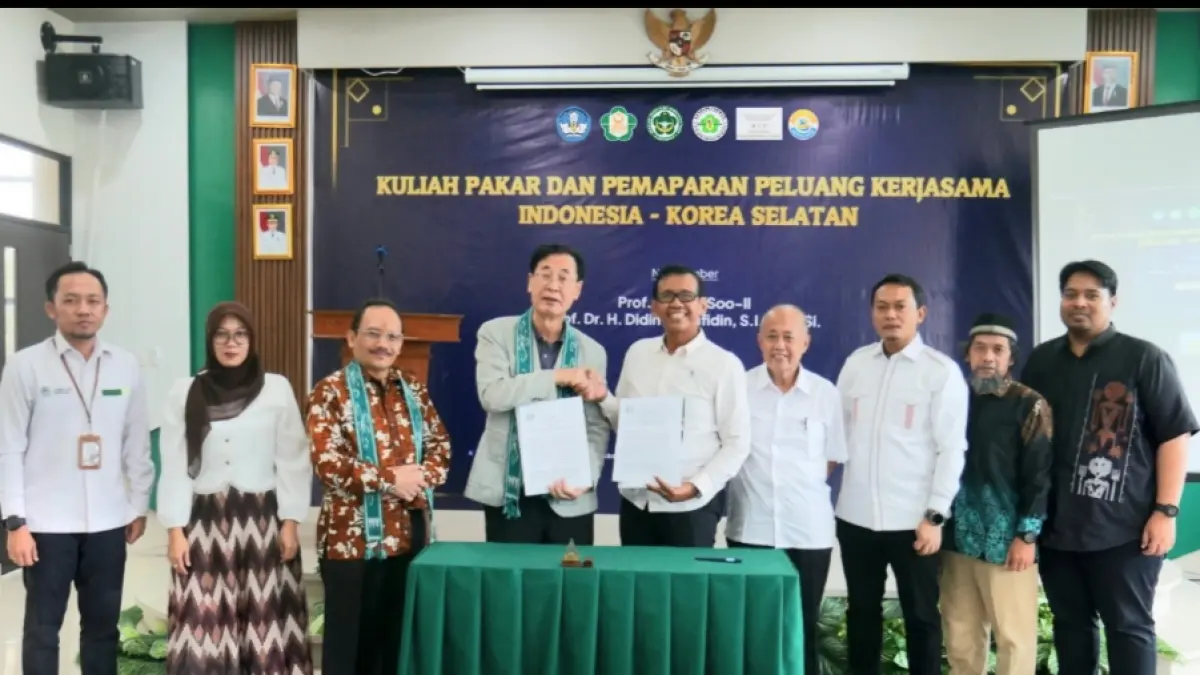 Ketua Yayasan YARSI Suhadi SW foto bersama