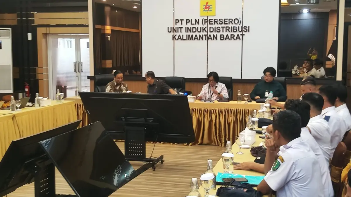 Rapat Dengar Pendapat (RDP) antara Aleksander anggota DPRD Provinsi Kalbar bersama sejumlah kades dan camat di Kabupaten Bengkayang bersama pimpinan PLN Kalbar pada Rabu (14/10) siang di Kantor PLN Sungai Raya, Kubu Raya berlangsung serius, tegang dan santai. (DENY HAMDANI/PONTIANAK POST)