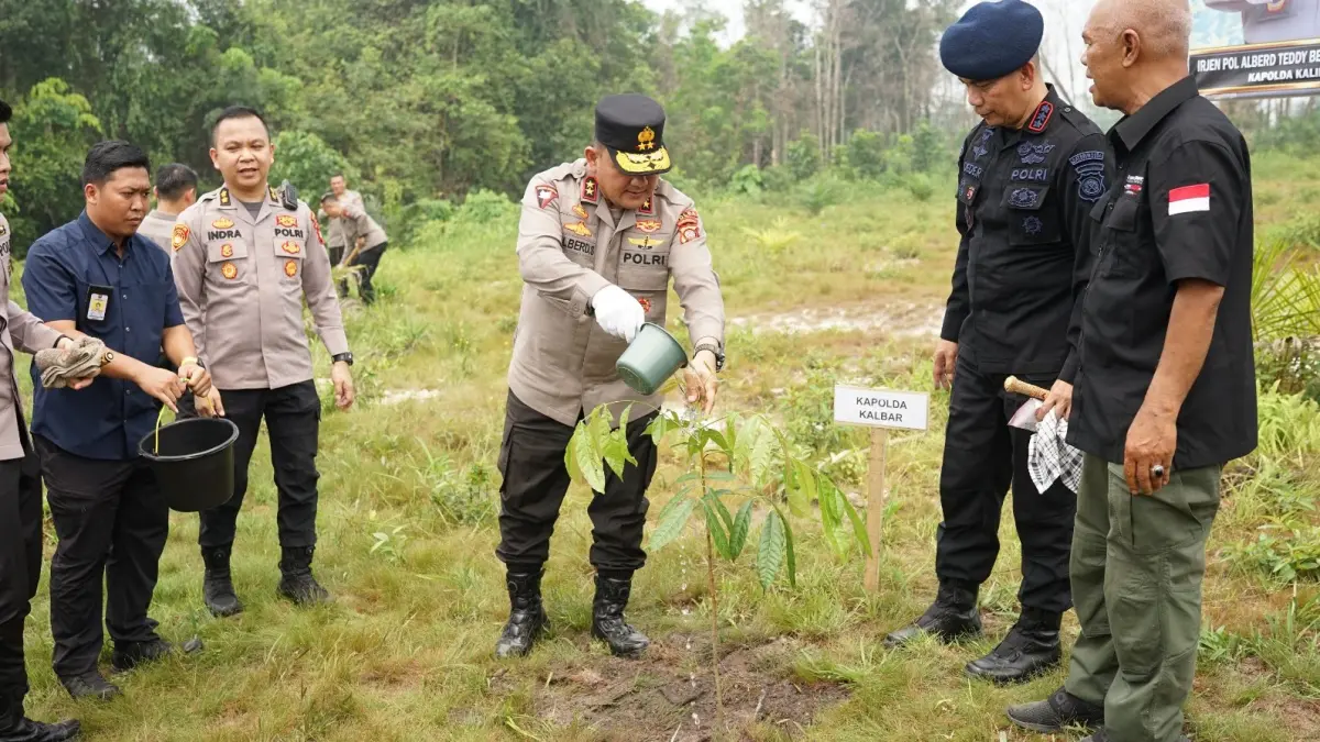 Kapolda Kalbar Tanam Pohon di Danau Belibis Sanggau, Perkuat Green Policing