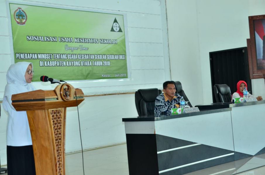 BERI ARAHAN: Sekretaris Daerah Kayong Utara Hilaria Yusnani memberikan arahan sebelum membuka Sosialisasi Usaha Kesehatan Sekolah di Istana Rakyat (Pendopo Bupati Kayong Utara), Rabu (24/7). HUMASKAB FOR PONTIANAK POST