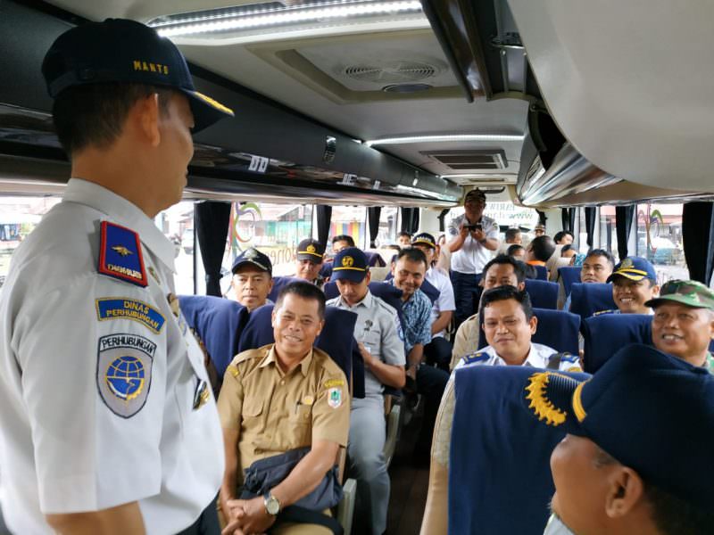 BERBINCANG: Kepala Dinas Perhubungan Provinsi Kalimantan Barat, Manto berbincang dengan awak bus serta sejumlah penumpang saat pembukaan rute Putussibau – Pontianak, Selasa (23/7) di Terminal Kedamin. ISTIMEWA