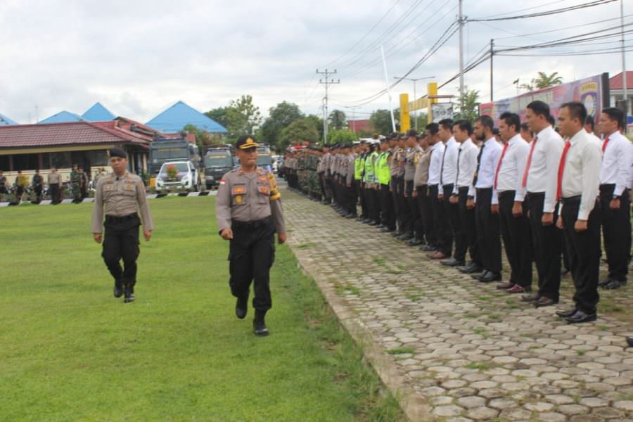 PEMERIKSAAN PASUKAN: Wakapolres Kapuas Hulu Alber Manurung melakukan pemeriksaan pasukan saat memimpin apel pasukan dalam rangka Operasi Bina Karina Kapuas 2019, di halaman Mapolres, kemarin. ISTIMEWA